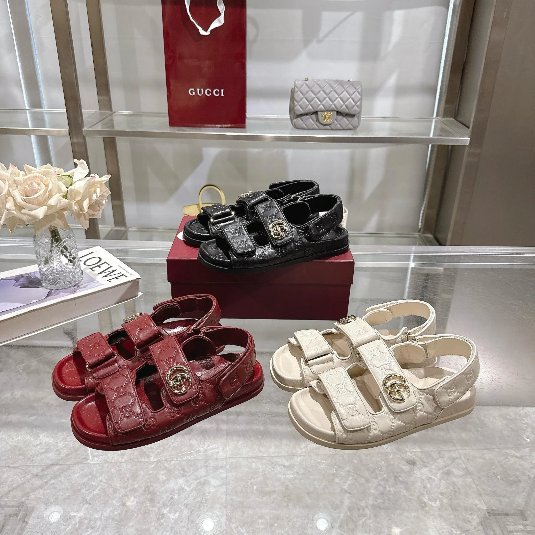 Wholesale direct sales 260👟👟 Gucci’s modern design aesthetic explores the path of unique craftsmanship, cleverly integrating the brand’s classic elements with its beloved brand identity. The sandal is embellished with the beloved Double G hardware, adding a touch of understated branding to the design, complementing the versatility of the Velcro straps. Women Light gold tone hardware Sheepskin lining Double G Rubber sole Velcro fastening Flat sole